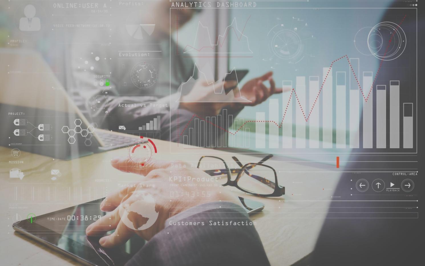 SEO Content Writing Arbeitsplatz mit Laptop und Notizen